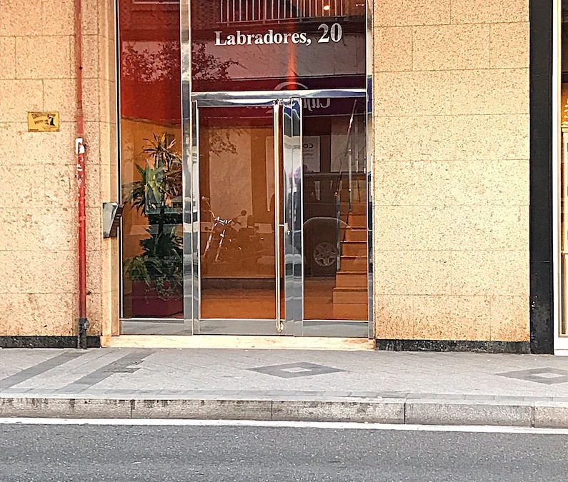 PUERTA DE ACERO INOXIDABLE CON FIJOS ASIMETRICOS