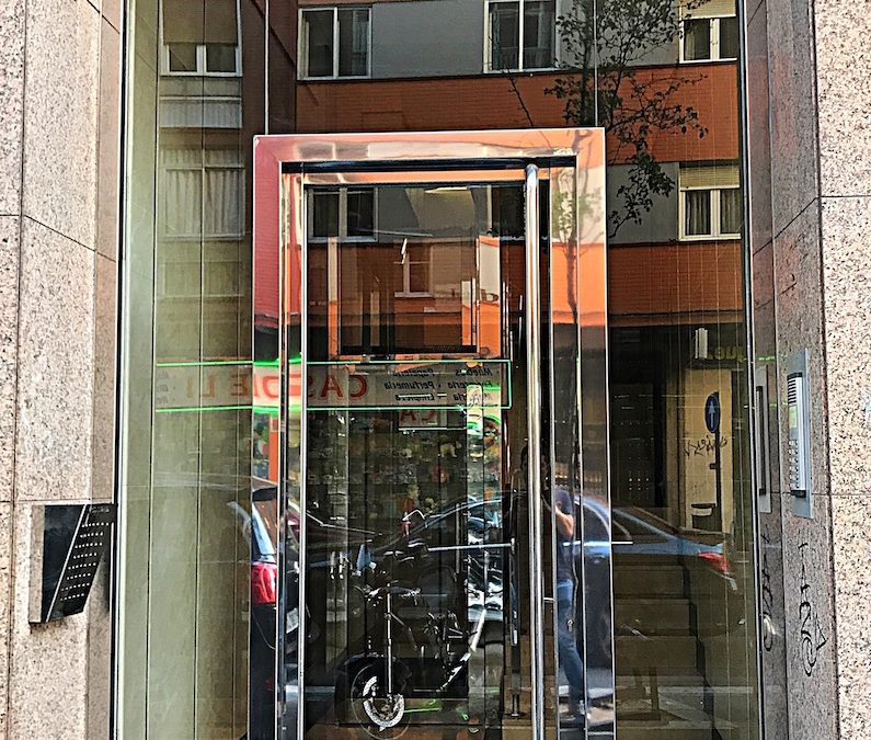 PUERTA VOLADA DE ACERO INOX CON MARCO PERIMETRAL