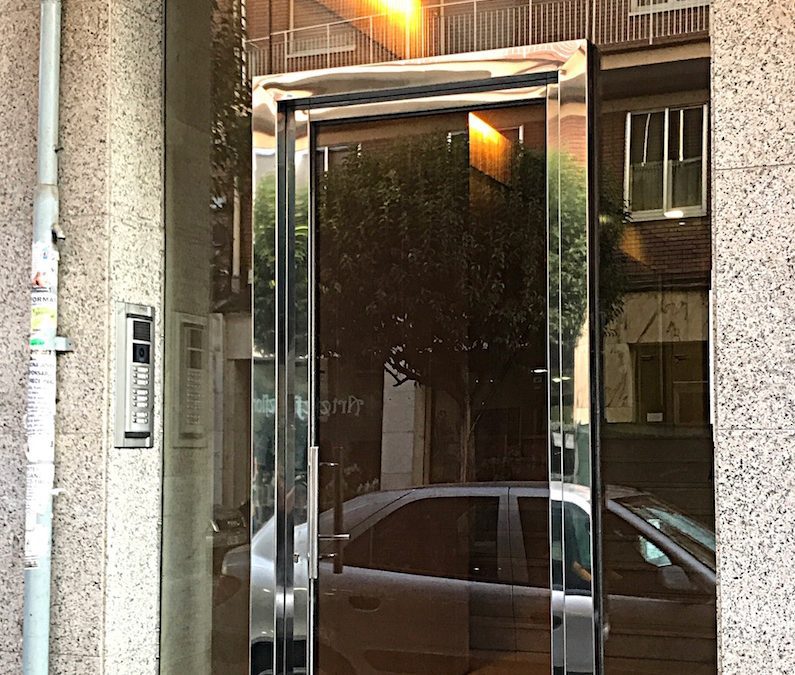 PUERTA VOLADA DE ACERO INOX SIN MARCO PERIMETRAL